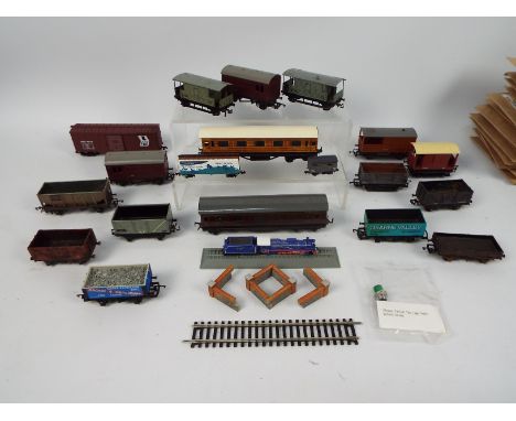 Hornby, Bachmann, Del Prado, Peco, Tri-ang, Trix, Other - 23 x OO gauge, N gauge, and similar gauges, carriages and wagons pr