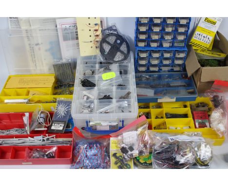 Riko - Eckon - Wrenn - Lima - Hornby - A large quantity of railway modeling items and equipment including 3 x Colour Light Si