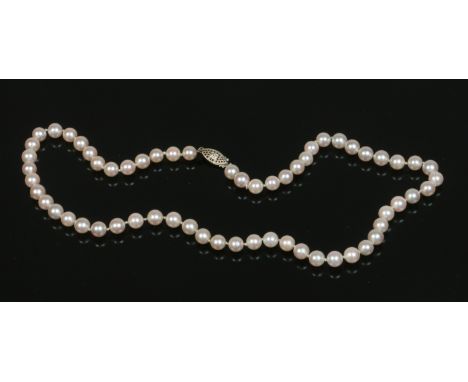 A pearl necklace with silver clasp. Approximately 10 metric grains, 47cm. Condition Report. To be used as a guide only. Good 