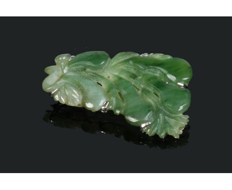 A 14 carat white gold mounted jade brooch / pendant. Carved and pierced in the form of gourds, 4cm. Condition Report. To be u