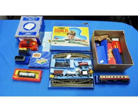 Hornby Dublo EDG17 Tank Goods Train B.R. Set, boxed, comprising 0-6-2T 69567 in B.R. black, four various wagons, track and in