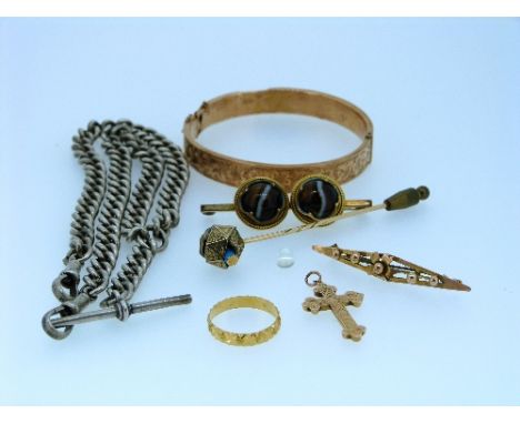 A small collection of Jewellery, including a 9ct yellow gold wedding band, 1.7g, a hinged rose gold bangle, 9.4g, an agate br