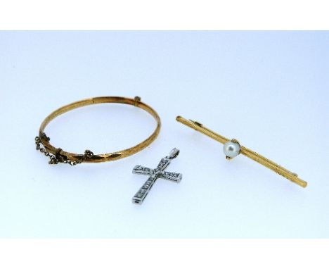 A diamond set cross Pendant; a 9ct yellow gold bar brooch set centrally with a cultured pearl and a 9ct yellow gold childs hi