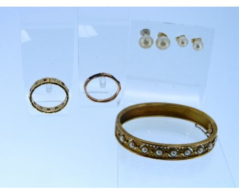 A small collection of jewellery, including an eternity ring, alternatively set with small diamonds and rubies in yellow metal