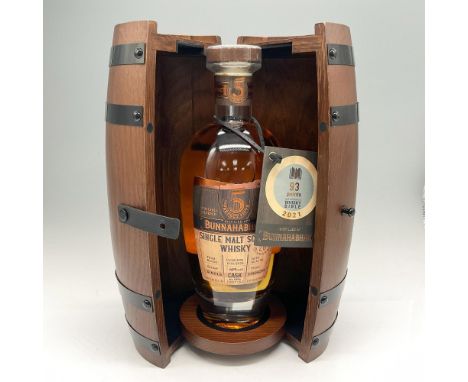 This exceptional whisky, which is 50.5% ABV, 750ml bottle, has been carefully matured in first fill American Oak ex-bourbon c