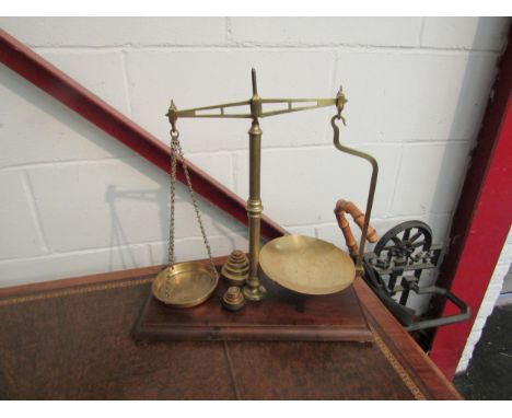 An Edwardian set of brass Gardner (Wandsworth) counter scales on mahogany base with various weights 