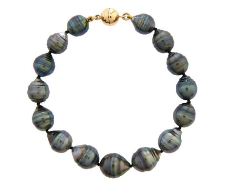 A Tahitian&nbsp;pearl bracelet, with gold ball clasp, marked 750, 25.2g Good condition