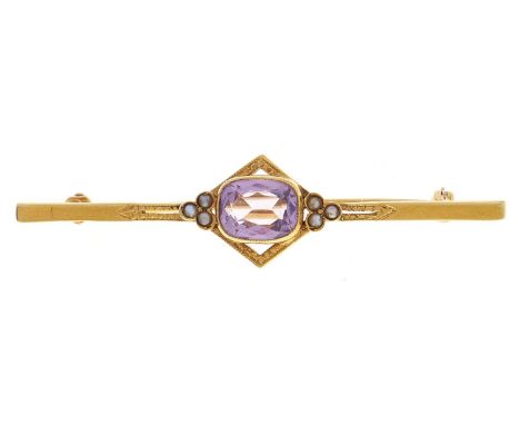 A cushion shaped amethyst and split pearl bar brooch, early 20th c, in gold marked 14k, 2.7g Good condition