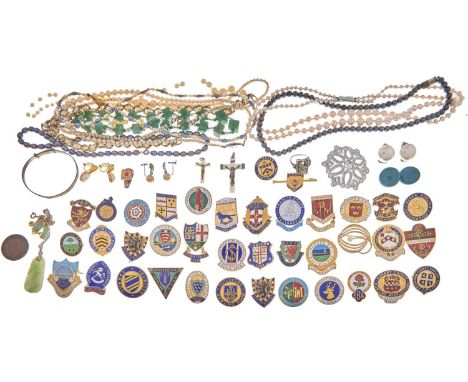 Miscellaneous costume jewellery, to include a Swarovski brooch, boxed, giltmetal and enamel badges, etc Good condition