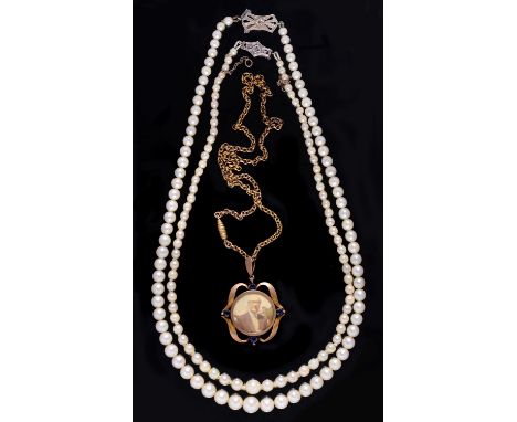 A sapphire photo locket, early 20th c, in gold, 42mm including loop, marked 9ct, a giltmetal necklet and two cultured pearl n