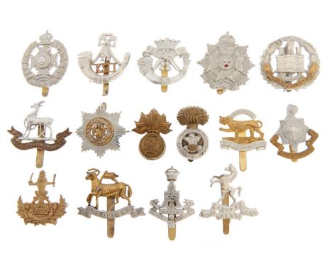 Miscellaneous British Army brass cap badges, including Royal Warwickshire and other regiments 