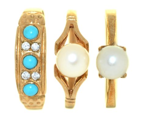 A turquoise and white stone ring, in 9ct gold, Sheffield 1998 and two cultured pearl rings, in gold, 4.7g, size K, L and M (3