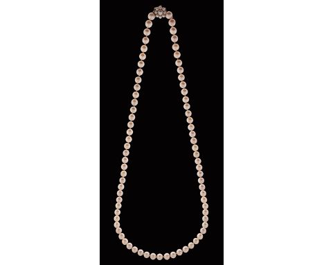 A cultured pearl necklace,&nbsp;with 9ct gold clasp, 89.6g Good condition