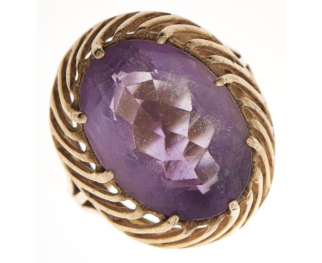 An amethyst ring, in 9ct gold, 5.8g, size L½ Good condition