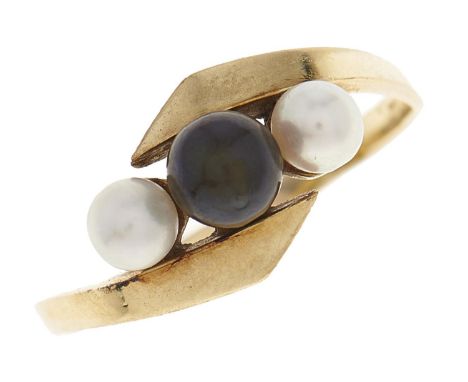 A pearl ring, in gold, unmarked, 2.2g, size N Good condition