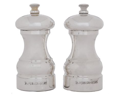 A pair of Elizabeth II silver salt and pepper mills, 10cm h, by A J Poole, Birmingham 2005 Good condition