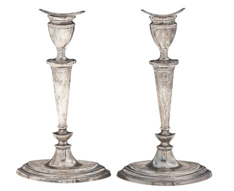 A pair of Scottish Edwardian silver candlesticks, in neo classical style, nozzles, 20cm h, by Hamilton and Inches, Edinburg 1