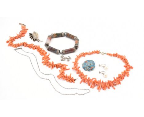 A collection of jewellery to include an agate specimen bracelet - clasp af 21cm, a kingfisher feather brooch pin - 2.5cm, a p
