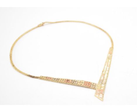 A vintage 14ct gold tri tone collar necklace. The necklace constructed from textured tubular links with a tongue in groove bo