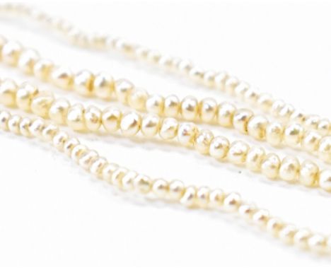 An early 20th century string of pearls. The pearl necklace having white metal clasp which has become detached at one one end.