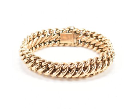 A hallmarked 9ct gold fancy link bracelet chain. The chain having faceted links to the centre and engraved detailing to the e