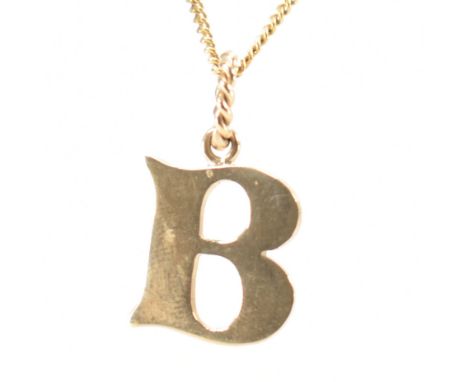 A hallmarked 9ct gold B initial pendant necklace. The necklace having a fine link chain with a B initial pendant with rope tw