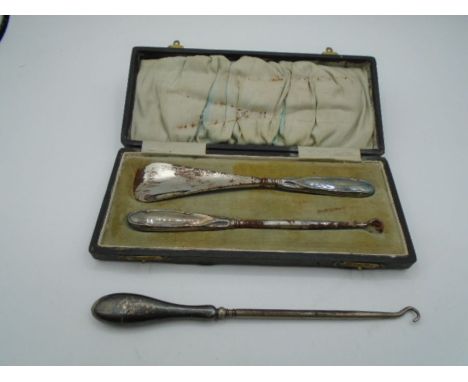 A boxed Silver handled shoe horn and button hook set some tarnishing Birmingham 1921 by&nbsp;Daniel Manufacturing Company and