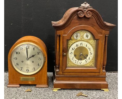 An early 20th century mahogany cased bracket clock / mantel clock, the serpentine shaped case with carved cresting, single ar