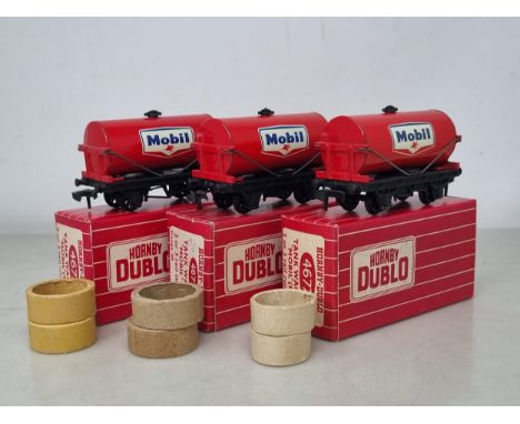 A Hornby Dublo reference set of three boxed 4677 'Mobil' Tankers, comprising closed brake gear final metal coupling, closed b