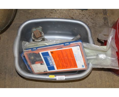 A plastic washing up bowl containing a quantity of tools to include a model 902 bottle jack with handle, a Draper riveting to