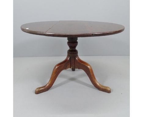 A Georgian oak-topped circular tilt-top occasional table, on tripod base. 75x50cm,