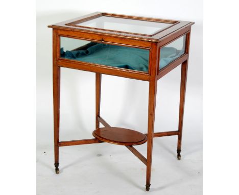 EARLY TWENTIETH CENTURY MAHOGANY BIJOUTERIE, the moulded and hinged oblong top with bevel glazed centre, above glazed sides a