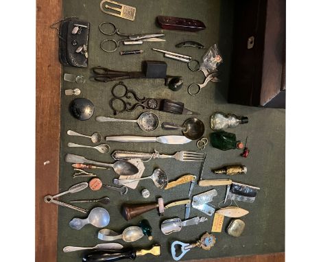 A collection of various items to include hardstone button hooks, EPNS caddy spoons, strainers, Bakelite pocket compass,&nbsp;