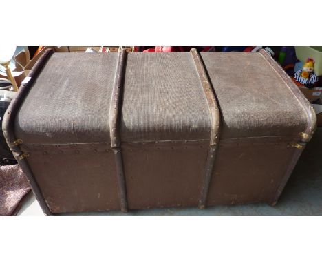 Wooden slatted trunk