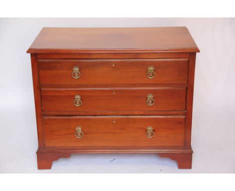 An Edwardian walnut chest, of three long drawers, on bracket feet, 77cm H x 95cm W x 50cm D 