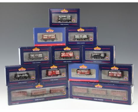 A collection of Bachmann coaches and wagons, comprising 37-700Z 12 ton cattle wagon set (x2), 37-30110 intermodal and contain