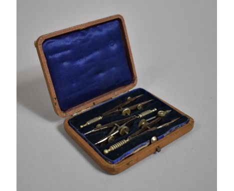 A Vintage Cased Pocket Drawing Set, 10cm wide 
