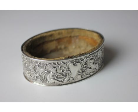 A Victorian silver oval trinket dish and liner, Samuel Walton Smith, Birmingham 1889, decorated with cherubs and scrolls, 11.