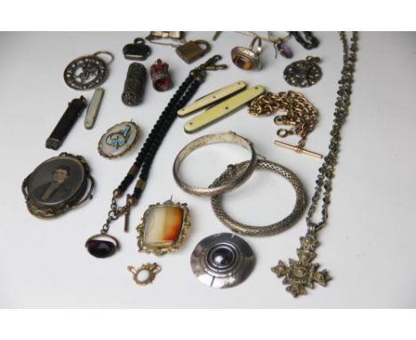 A collection of Victorian and later jewellery, to include two orange agate set brooches, a tigers eye ring, a pair of hexagon