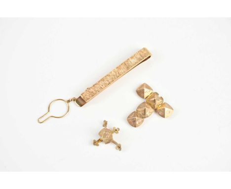 A 9ct yellow gold textured tie clip and a 9ct gold Masonic orb, combined approx 16.7g, (orb af), (2).