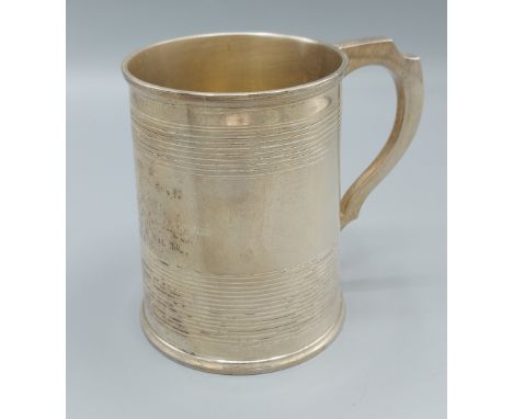 A Victorian silver mug with shaped handle, London 1864, 9ozs 