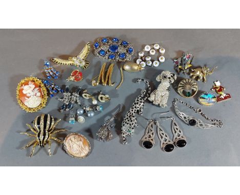 An Irish silver suite of jewellery, together with other jewellery mainly brooches 