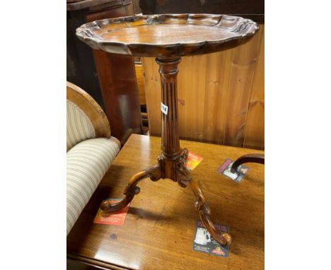 REPRODUCTION GEORGE II STYLE MAHOGANY TRIPOD WINE TABLE WITH FLUTED COLUMN 53CM H X 35CM D