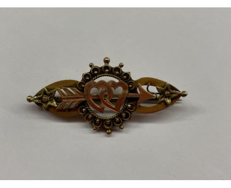 9CT GOLD DOUBLE ENTWINED HEART AND ARROW BAR BROOCH 3.1G APPROX