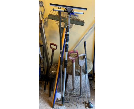 SELECTION OF GARDEN TOOLS INCLUDING RAKES AND FORKS