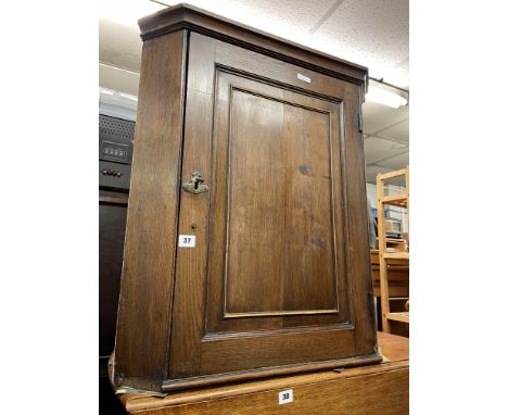 EARLY 19TH CENTURY OAK HANGING CORNER CUPBOARD FIELDED PANEL DOOR ENCLOSING SERPENTINE SHELVES HEIGHT 77CM, WIDTH 70 APPROX, 