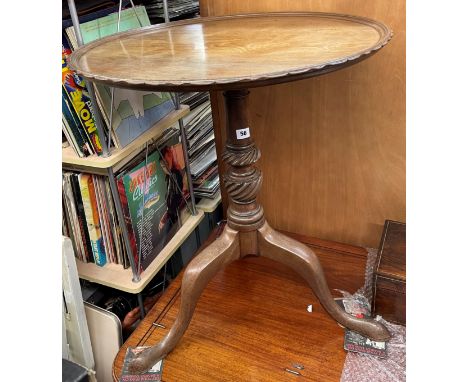 GEORGE III MAHOGANY TILT TOP TRIPOD TABLE WITH SINGULAR CIRCULAR TOP WITH SERPENTINE EDGE ON A WRYTHEN BULBOUS RING TURN TAPE