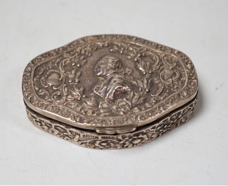 A late 19th century silver Hanau oval snuff box, import marks for Sheffield, 1896, 81mm.