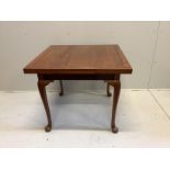 An early 20th century walnut draw leaf dining table, width 121cm extended, depth 91cm, height 76cm
