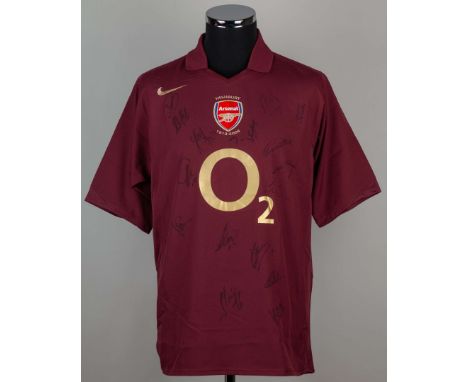 Redcurrant Arsenal autographed replica short-sleeved shirt, 2006, bearing sixteen player autographs&nbsp;